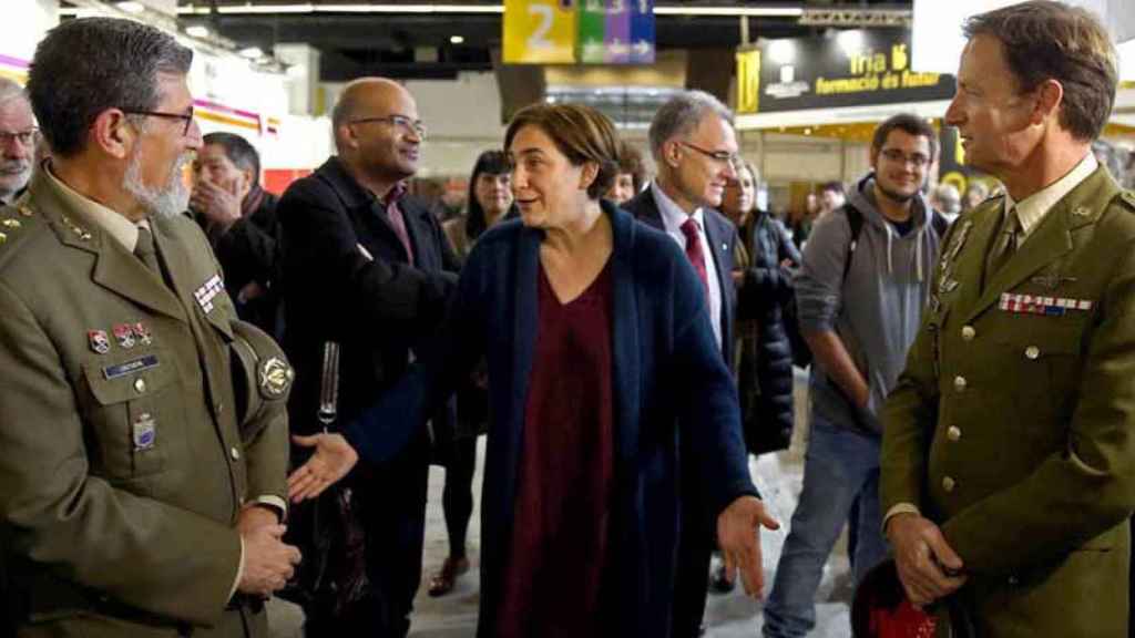 Ada Colau, con miembros del Ejército, en el Salón de la Enseñanza.