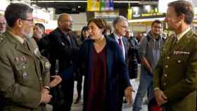 Ada Colau, con miembros del Ejército, en el Salón de la Enseñanza.