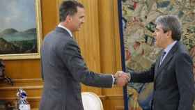 El rey Felipe y el diputado de Democracia y Libertad Francesc Homs.