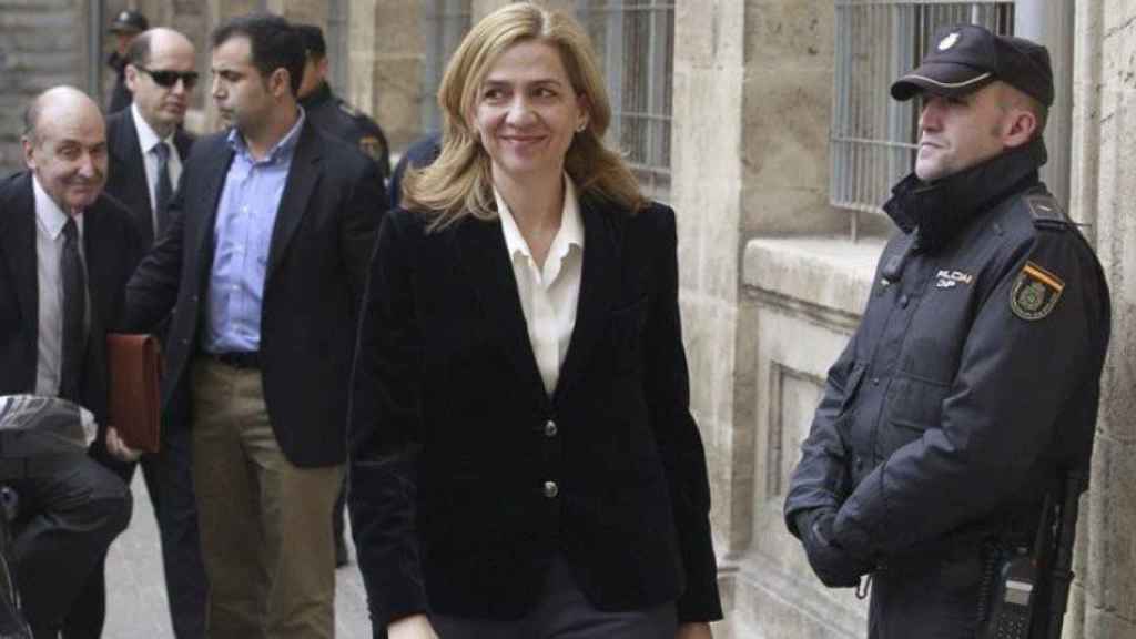 La infanta Cristina a su llegada al juzgado de Palma acompañada de su abogado, Miquel Roca.