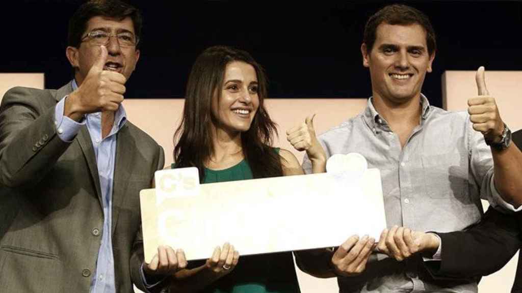 El presidente de Ciudadanos, Albert Rivera (d), junto a la candidata Inés Arrimadas (c), y el líder de C's en Andalucía, Juan Marín (i) en Hospitalet del Llobregat