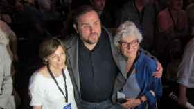 El líder de ERC, Oriol Junqueras (centro), con Carme Forcadell (izquierda) y Muriel Casals (derecha)