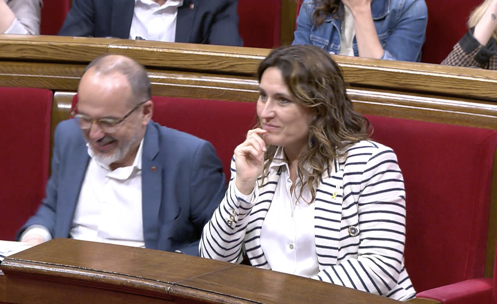 El 'conseller' de Derechos Sociales del Govern de la Generalitat de Cataluña, Carles Campuzano, junto a la 'consellera' de la Presidència, Laura Vilagrà durante la moción este jueves / PARLAMENT