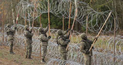 Soldados polacos instalan alambre de espino a lo largo de la frontera con el exclave ruso de Kaliningrado, cerca del pueblo de Zerdziny, en el noreste de Polonia / EFE - Tomasz Wszczuk