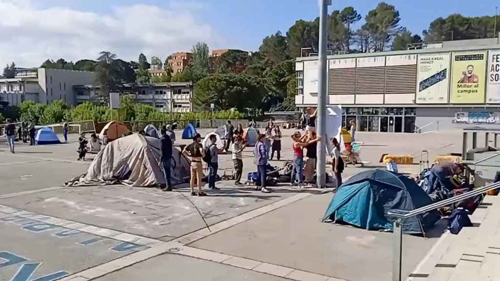 Acampada del movimiento estudiantil End Fossil este martes en la plaza Cívica de la Universidad Autónoma de Barcelona (UAB) / END FOSSIL