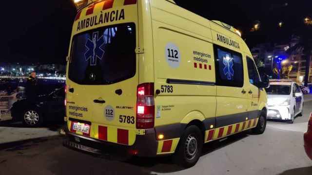Unidad del SEM atendiendo una emergencia, como la de este sábado por una intoxicación en un edificio de l'Hospitalet / EUROPA PRESS