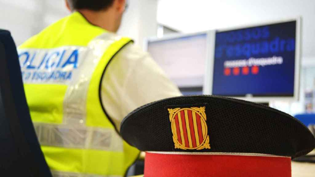 Un agente de los Mossos d'Esquadra consulta información en un ordenador / MOSSOS