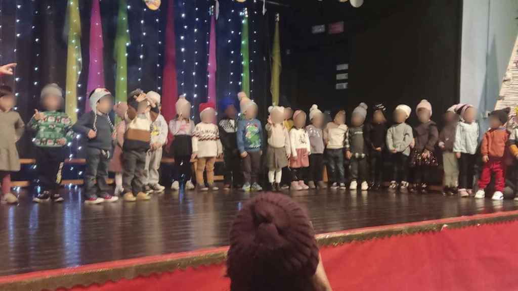 Función de Navidad en una escuela. Los expertos avisan de que grabar a los niños puede salir muy caro / CG