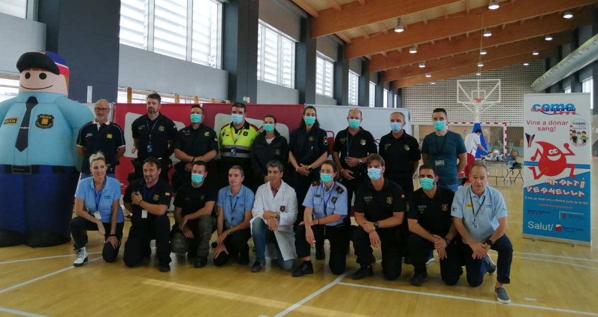 Organizadores y participantes de la Marató Vermella / CEDIDA