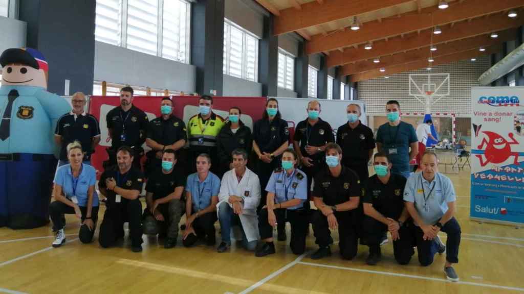 Organizadores y participantes de la Marató Vermella / CEDIDA