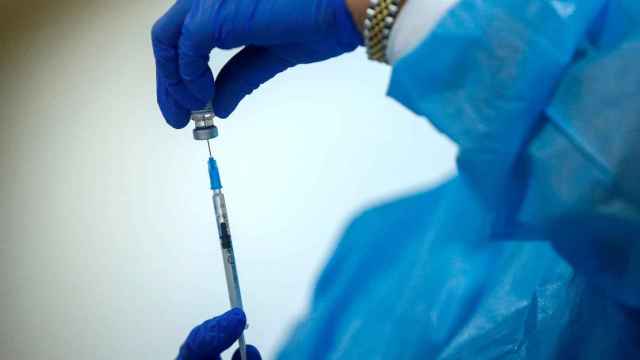 Cataluña abre cita para la dosis de refuerzo Covid y para la gripe a mayores de 60 años  / EFE