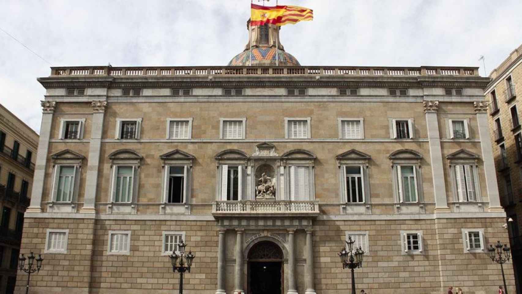 Fachada de la Generalitat, cuyos interinos reclaman que se subsanen errores de un concurso