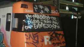 Un tren vandalizado por unos grafiteros / RENFE