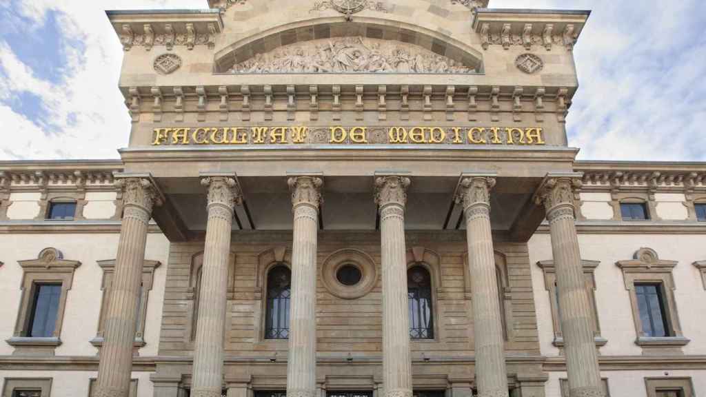 Fachada de la Facultad de Medicina de la Universidad de Barcelona (UB)