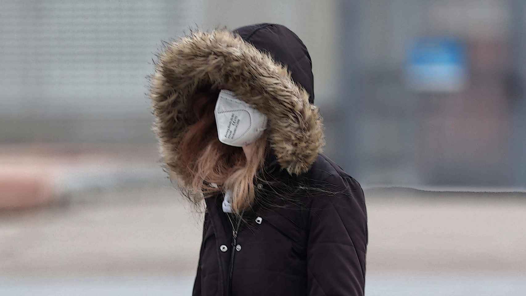 Una mujer con la mascarilla puesta al aire libre