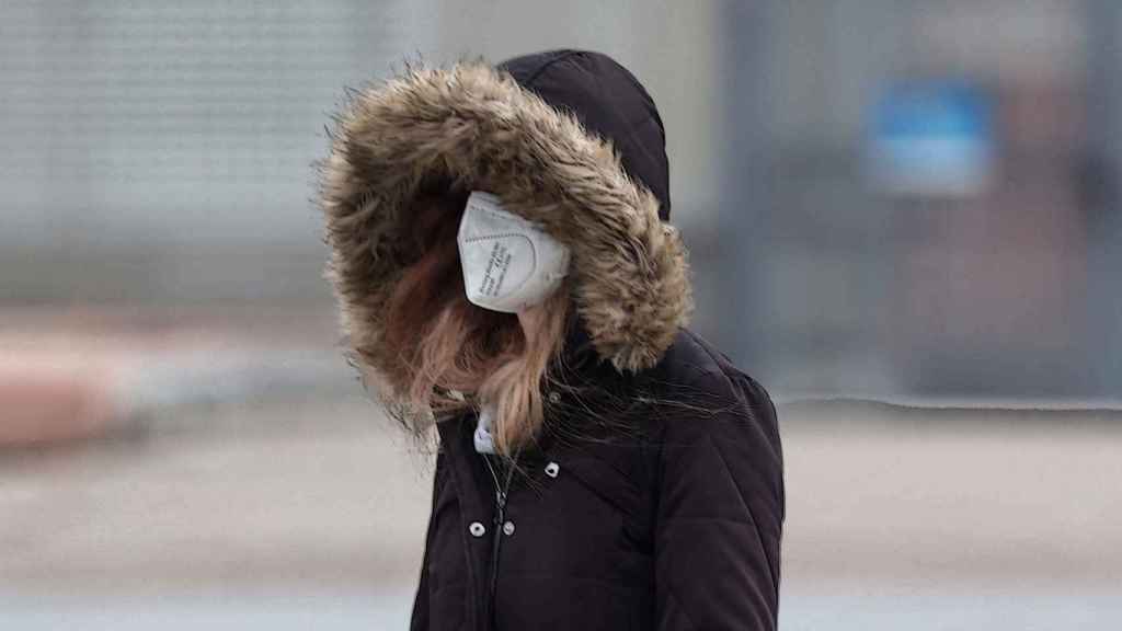 Una mujer con la mascarilla puesta al aire libre