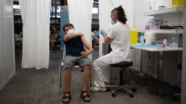 Un adolescente recibe la vacuna contra el Covid-19 en una imagen de archivo / DAVID ZORRAKINO - EUROPA PRESS