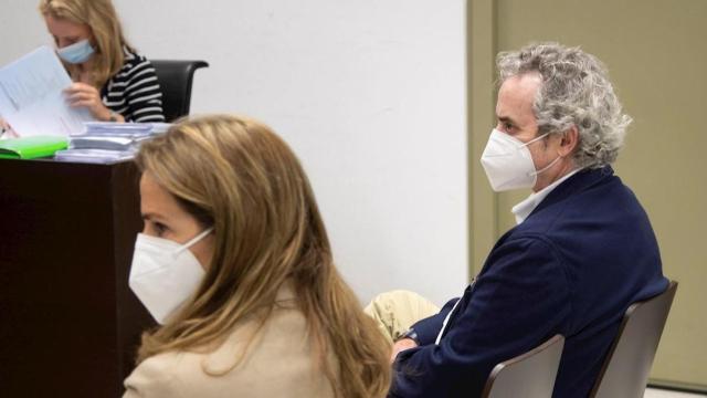 El escritor Ildefonso Falcones y su mujer Maria del Carmen Rosich en el juzgado / EFE