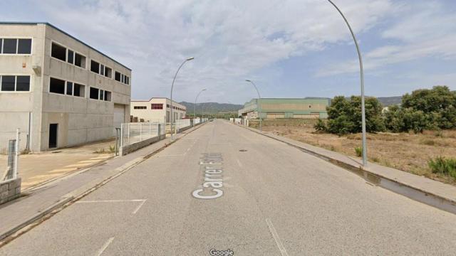 La calle Falcó, en el Pla de Santa Maria, en la que supuestamente habría ocurrido el accidente laboral / GOOGLE