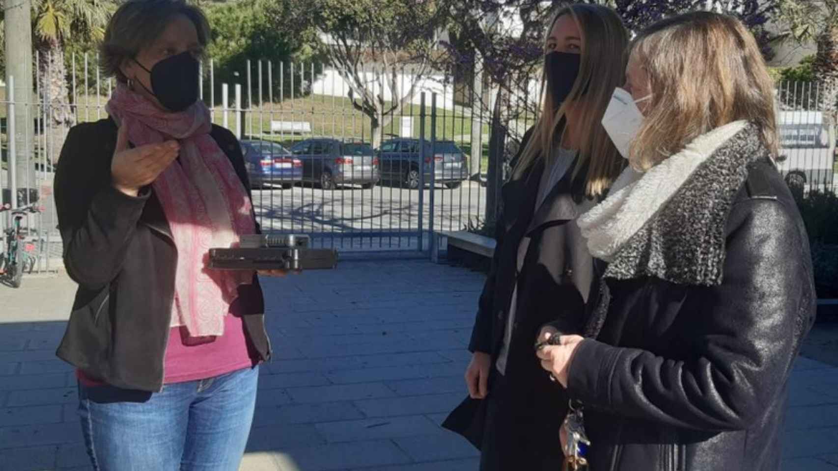 La concejal de Salud del Ayuntamiento de Sitges, Elisabeth Pérez, con un medidor de CO2 / AYUNTAMIENTO DE SITGES