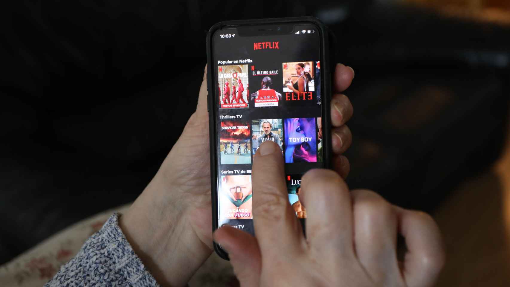 Una persona hace uso de la plataforma de streaming Netflix / MARTA FERNÁNDEZ (EUROPA PRESS)