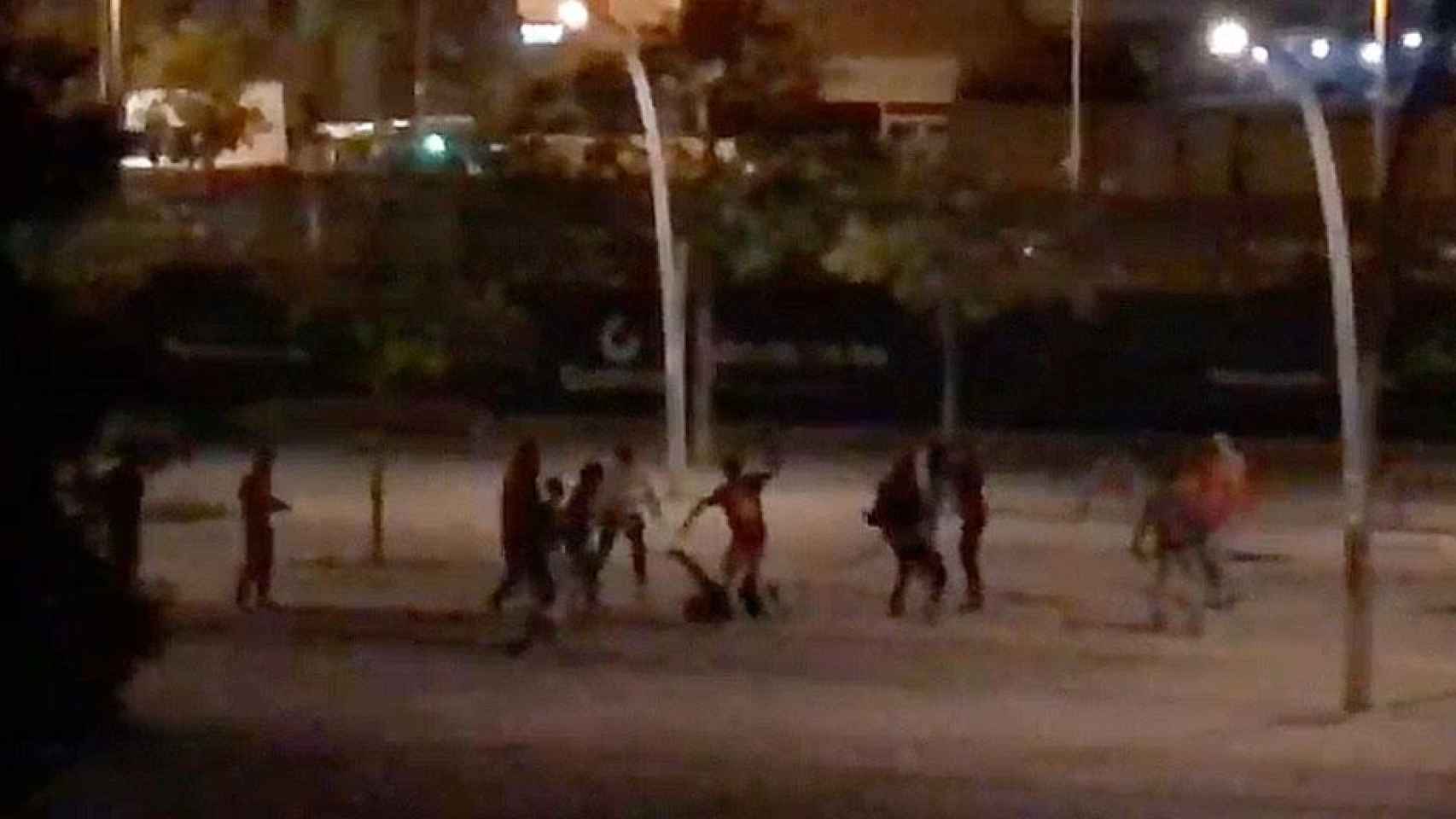 Un instante de la pelea en la rambla de Gorg (Badalona) / CG