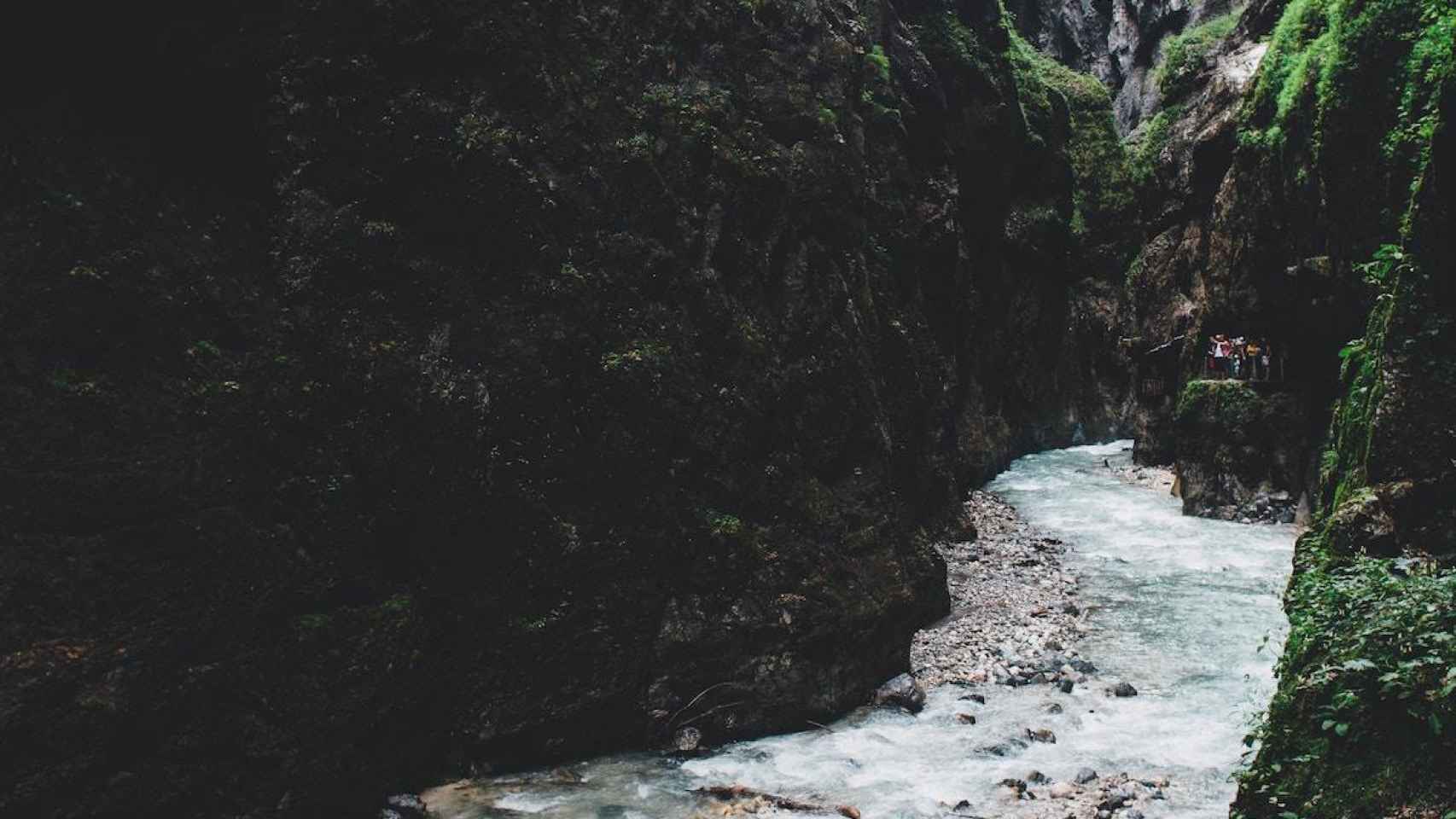 Hay lugares naturales en los que practicar barranquismo entre rocas, agua y vegetación / UNSPLASH