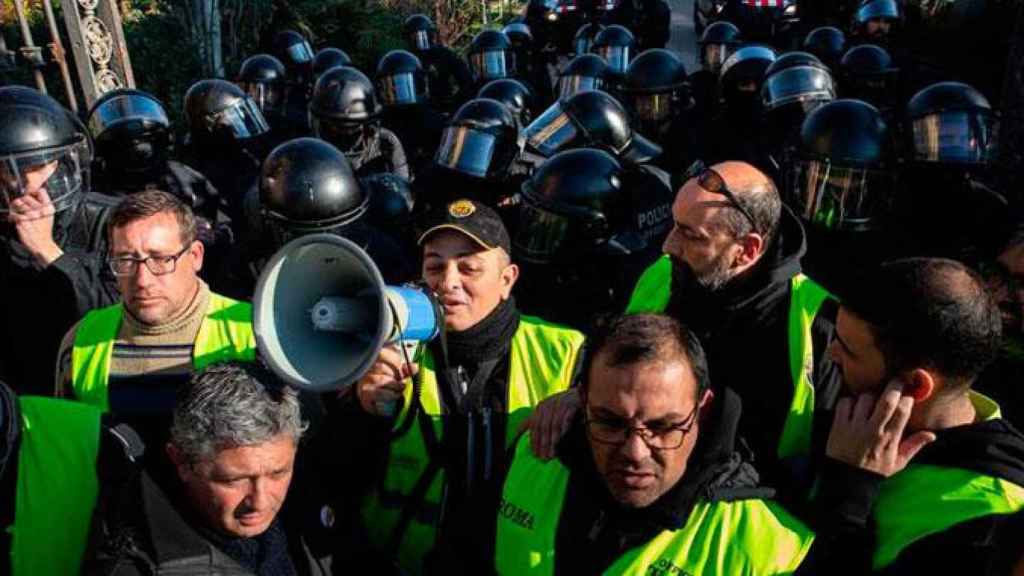 Taxistas durante una protesta en Barcelona / EFE