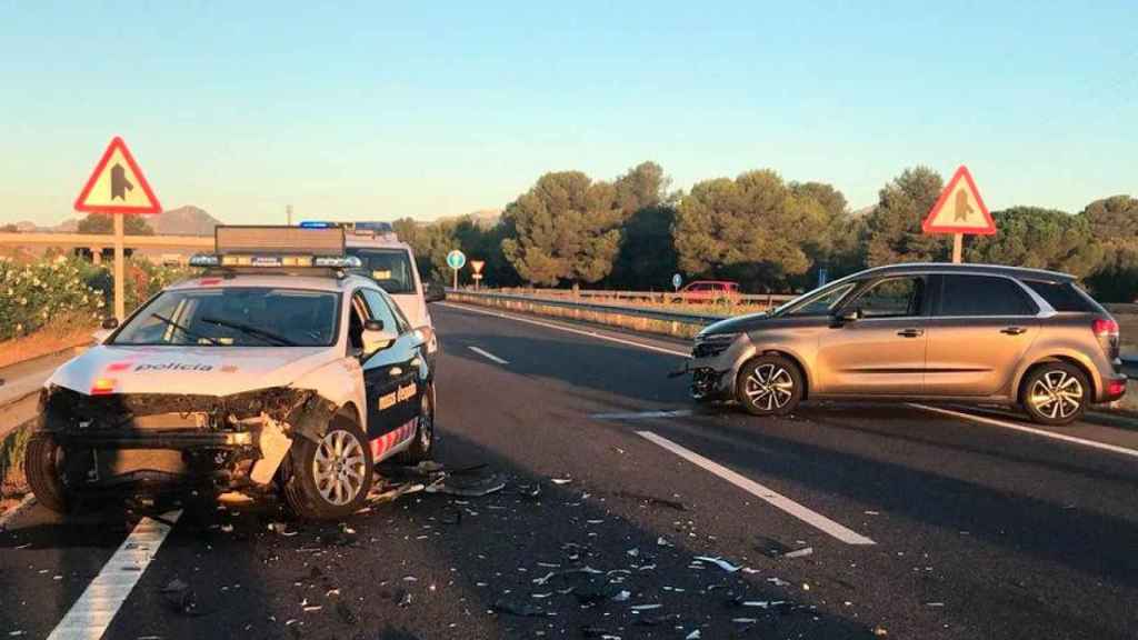 Barrera policial para frenar un coche en sentido contrario en la AP-7 / MOSSOS