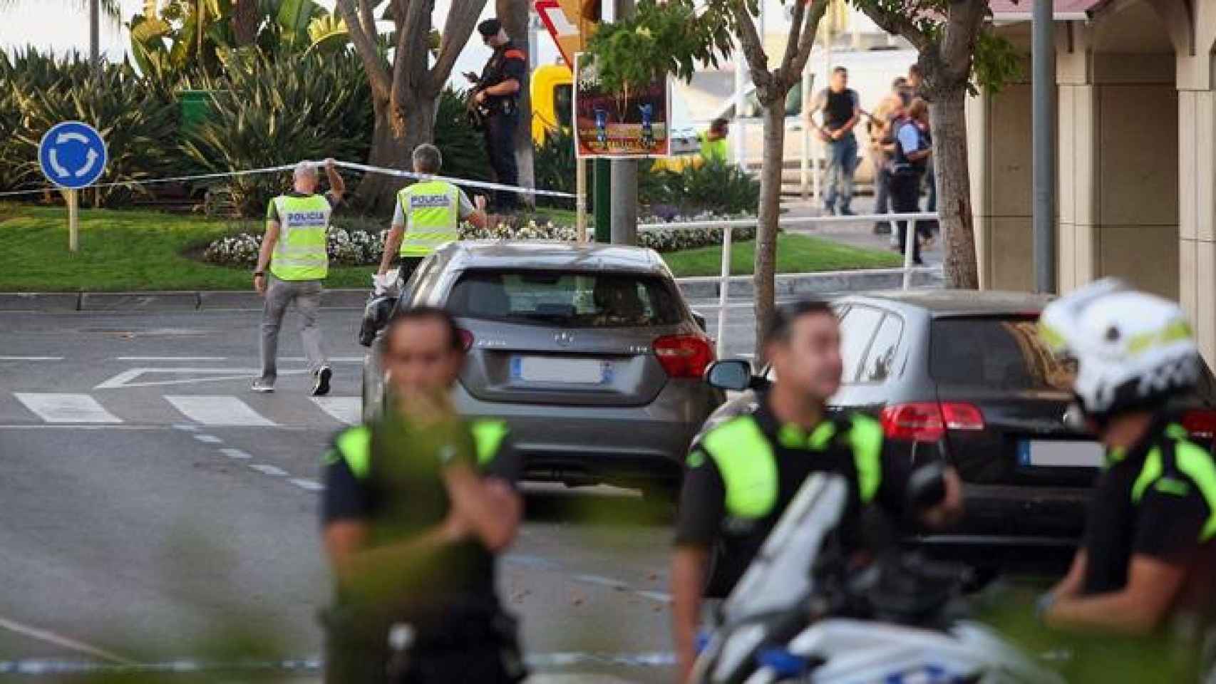 Varios agentes en el lugar del atentado terrorista que tuvo lugar en la madrugada del 18 de agosto de 2017 en Cambrils / EFE