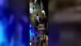 Imagen del ir y venir de turistas y residentes en la calle Escudellers de Ciutat Vella / CG