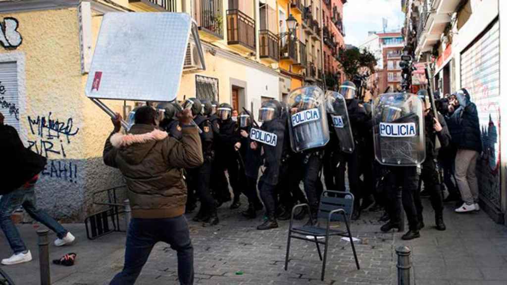 Los senegaleses que se han concentrado hoy en la Plaza Nelson Mandela del barrio madrileño de Lavapiés han intentado agredir y obligado a refugiarse en un bar al cónsul de su país en Madrid