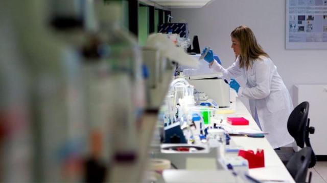 Imagen de una médico trabajando en un laboratorio / EFE