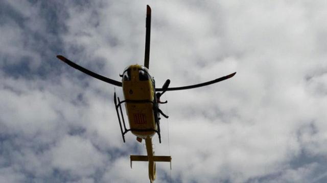 Uno de los helicópteros de los bomberos que protagoniza el dispositivo de búsqueda del hombre desaparecido en Sant Boi de Llobregat (Barcelona) / Bombers