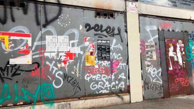 Puerta principal del Banc Expropiat, local okupado del barrio de Gràcia de Barcelona y desalojado en mayo de 2016 / CG
