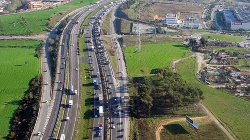 Sant Joan caótico: colas kilométricas en las salidas de Barcelona