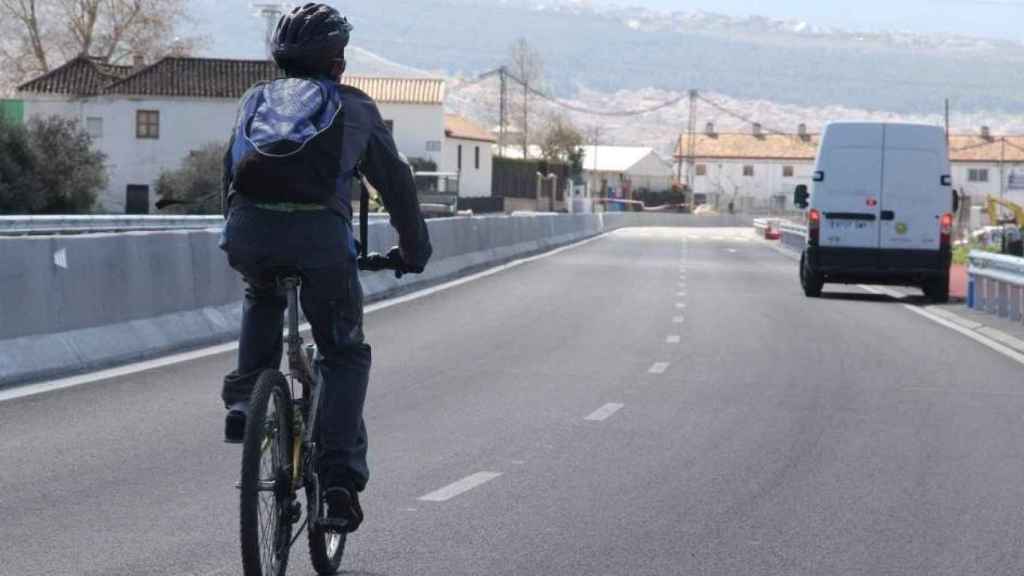 Un ciclista circula por una vía del interior de la provincia de Barcelona / CG