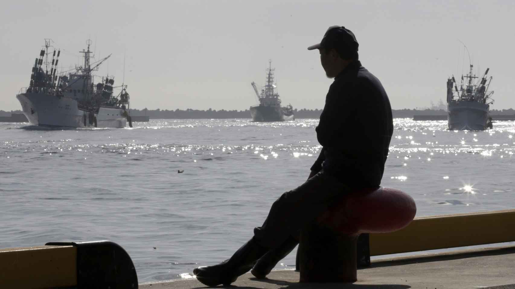 Un pescador espera el regreso de su barco en Fukushima tras el terremoto de la noche del lunes / EFE