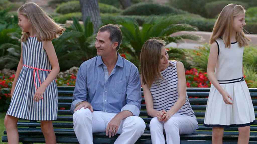 Los reyes Felipe y Letizia junto a sus hijas, la princesa Leonor (i) y la infanta Sofía (d), este verano durante sus vacaciones en Mallorca. / EFE