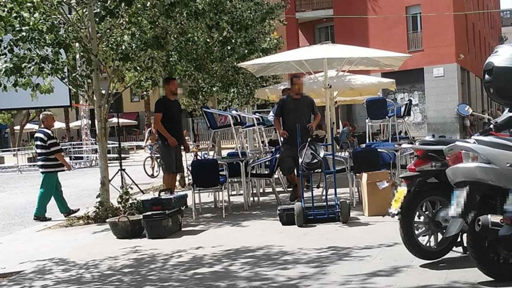 Operarios midiendo una de las terrazas del Raval donde se juntan carteristas y proxenetas.