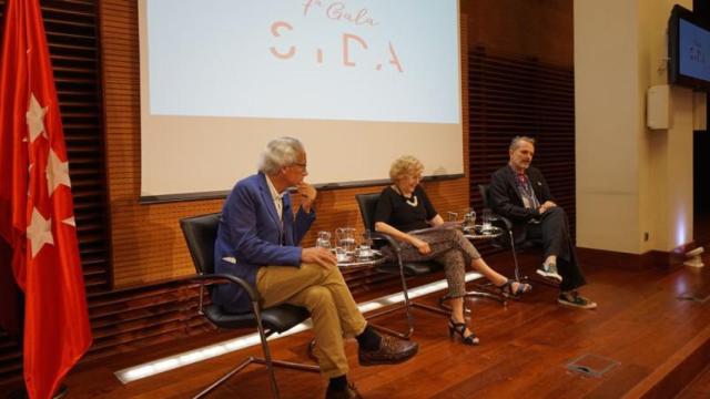 El doctor Bonaventura Clotet, junto a la alcaldesa Manuela Carmena y el cantante Miguel Bosé, este martes durante la presentación de la Gala Sida que se celebrará el próximo 22 de noviembre en Madrid.
