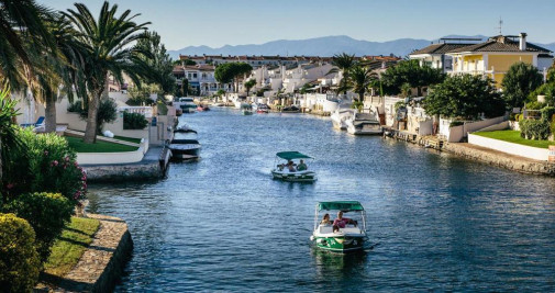 Casas de lujo ante un canal de Empuriabrava, en la Costa Brava / AYUNTAMIENTO DE CASTELLÓ D'EMPÚRIES