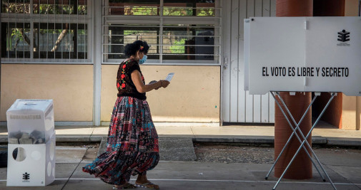 Ciudadanos acuden hoy a votar en Tehuantepec, estado de Oaxaca (México) - EFE/Luis Villalobos