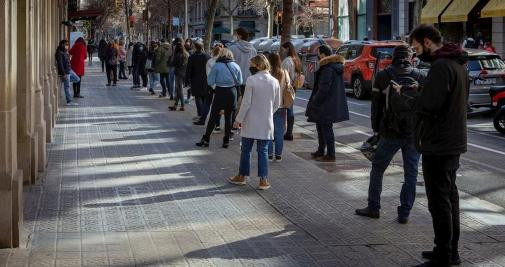 Colas para hacerse una PCR