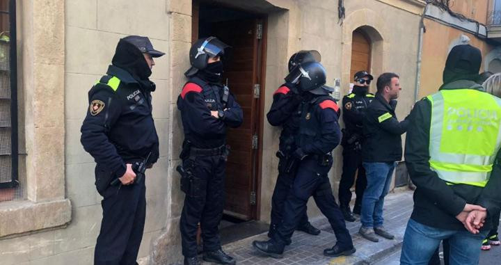 Agentes durante el operativo contra los narcopisos / URBANA