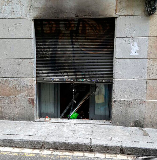 Piso okupado del Raval en el que se ha producido el incendio