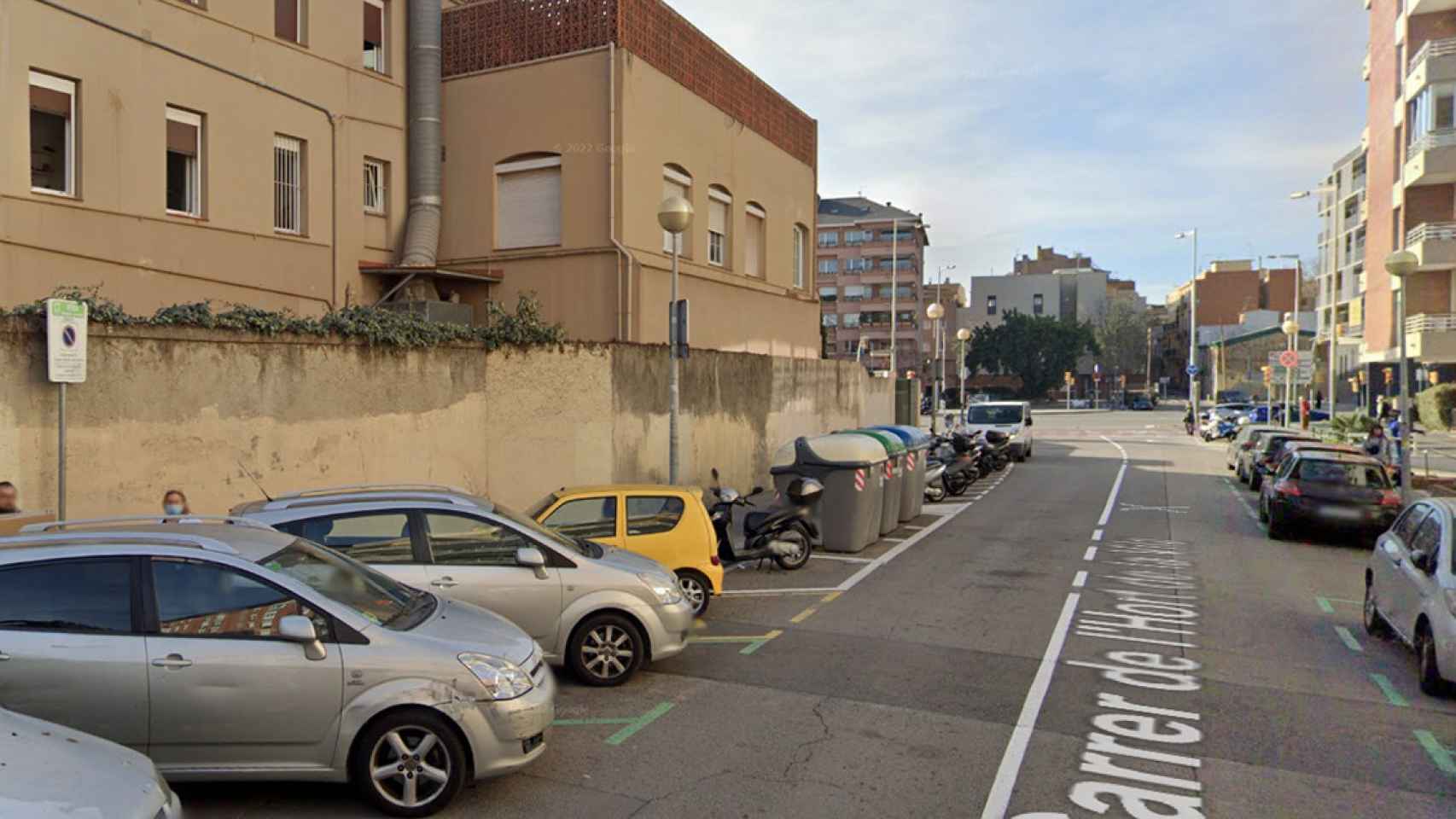 Calle Huerto de la Vila, en Sarrià, donde los Mossos han encontrado una maleta con huesos dentro de un contenedor / GOOGLE STREET VIEW