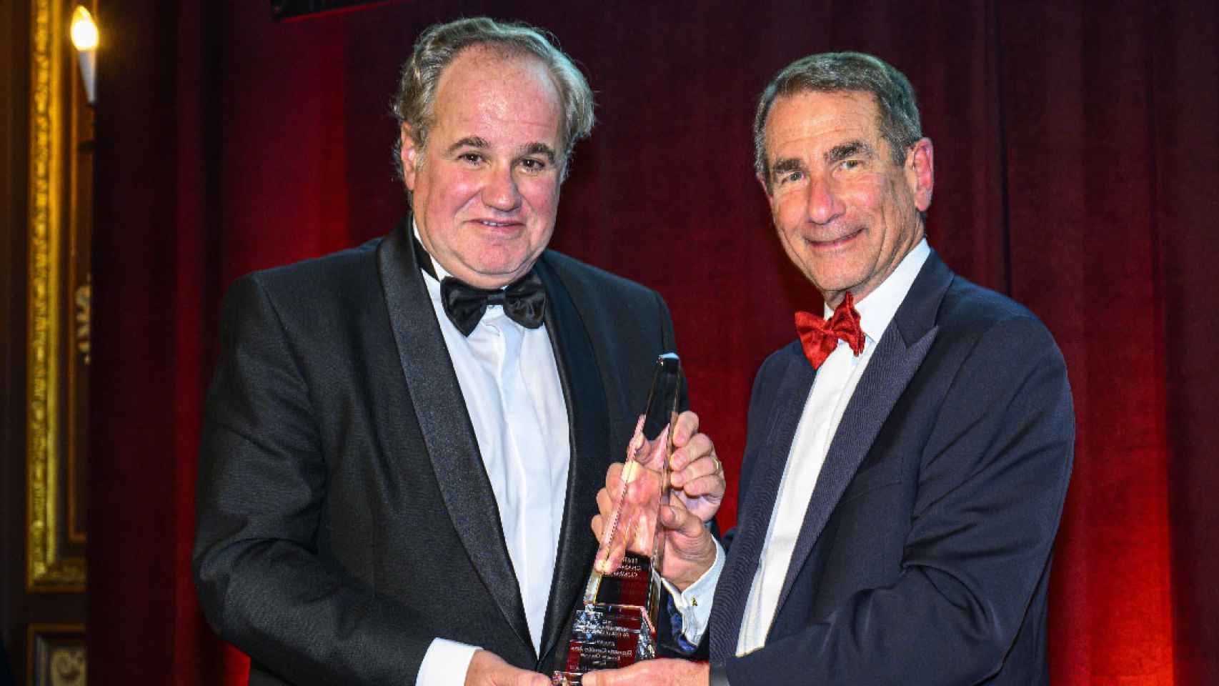 El presidente ejecutivo de Damm y presidente de DISA, Demetrio Carceller (izda), recibe el premio al 'Líder Empresarial del Año' de manos del presidente del Consejo de Administración de la Cámara de Comercio España-Estados Unidos, Alan Solomont (dcha) / EUROPA PRESS