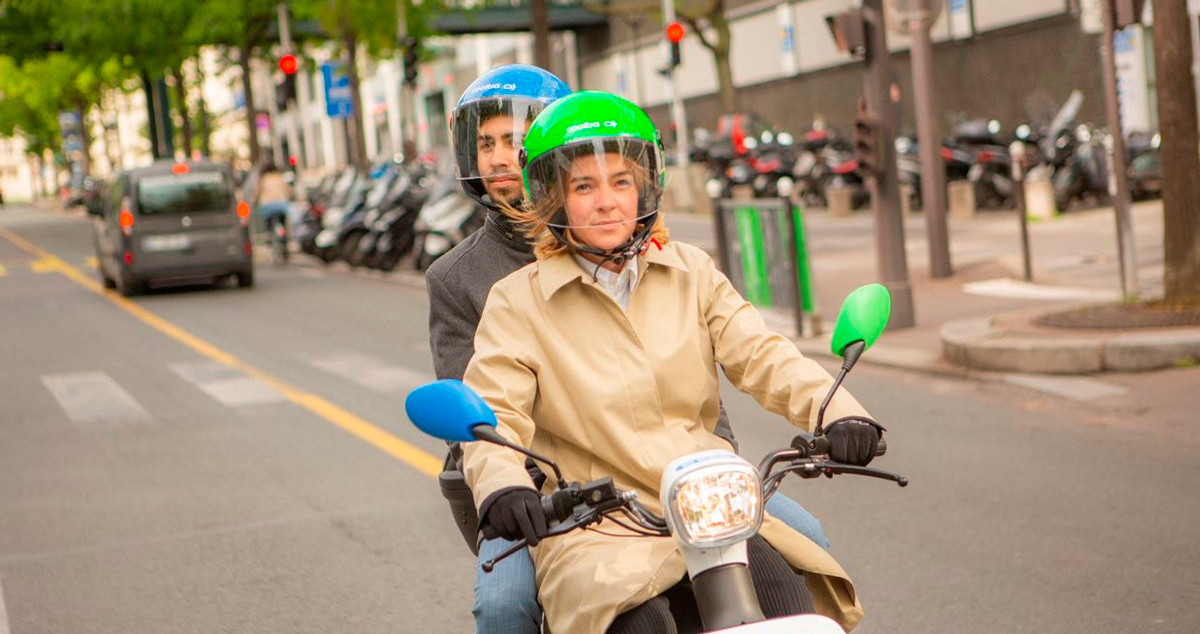 Dos personas se desplazan en una moto de Cooltra por Barcelona / EP