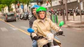 Dos personas se desplazan en una moto de Cooltra por Barcelona / EP